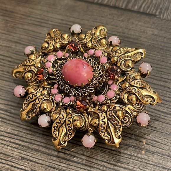 Vintage AUSTRIA Gold-tone Pin with Pink Glass Stones Art Glass Pink Cabochon - Picture 2 of 16